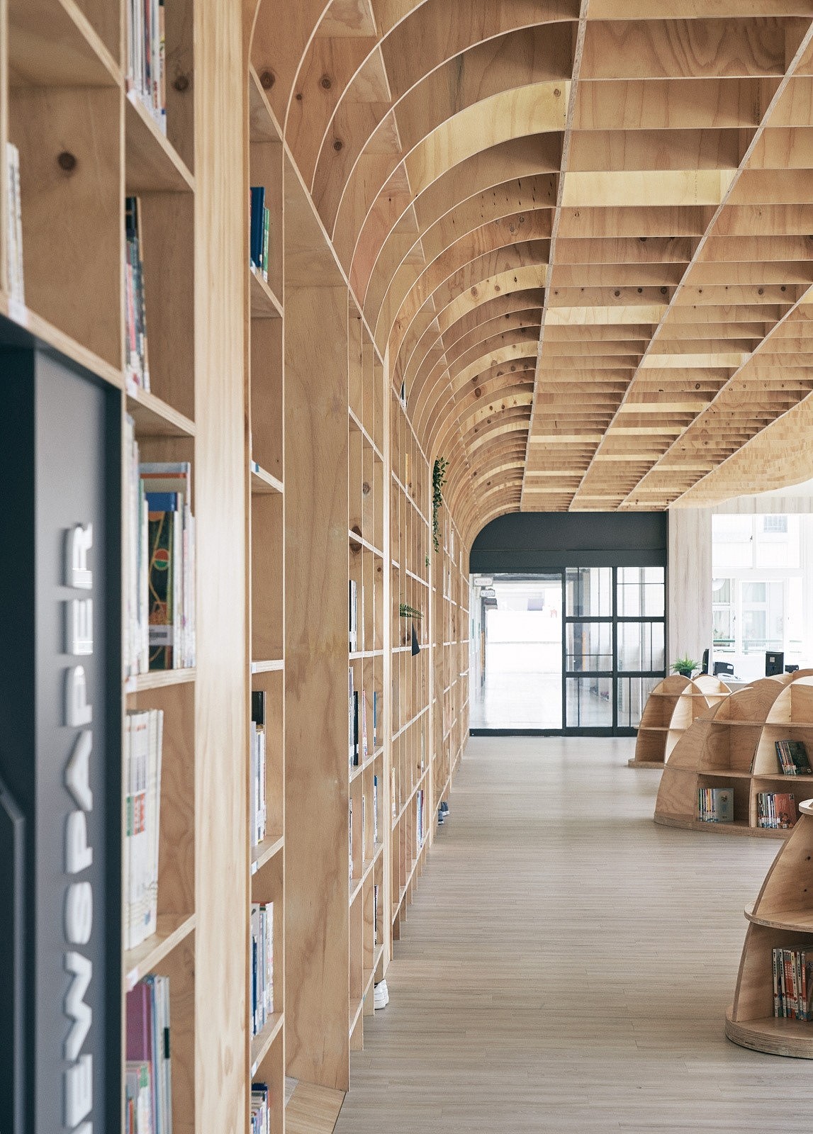 图书馆设计丨书墙延伸至天花板像整片树林