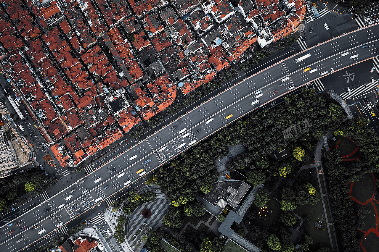 一半老民居，一半城市绿地，中间是上海南北高架路