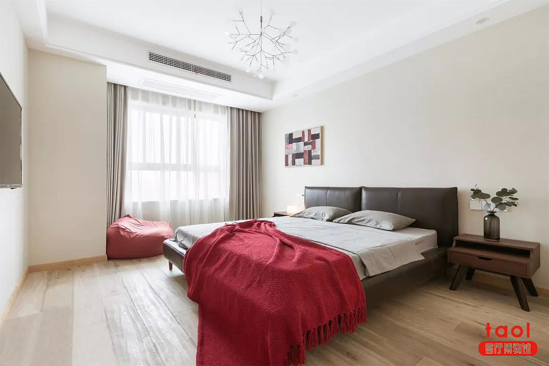 【客厅博物馆】主卧依旧是用素色作为主基调,空阔且不多加修饰的空间带来安逸随性的感觉。醒目的红增加空间的时尚元素,低矮的家具拉伸空间高度,增加协调度。