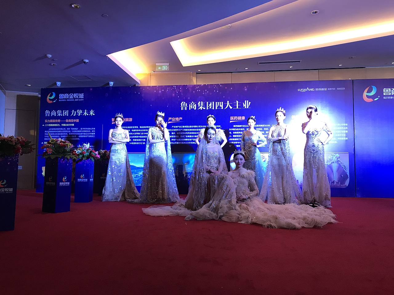商业街发布会简约效果图及实际执行照片视频（图ZMTgzNzkxMTA0） - 场景 - 站酷设计师放狼的小羊原创素材 - 站酷ZCOOL