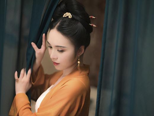 小院闲窗春已深