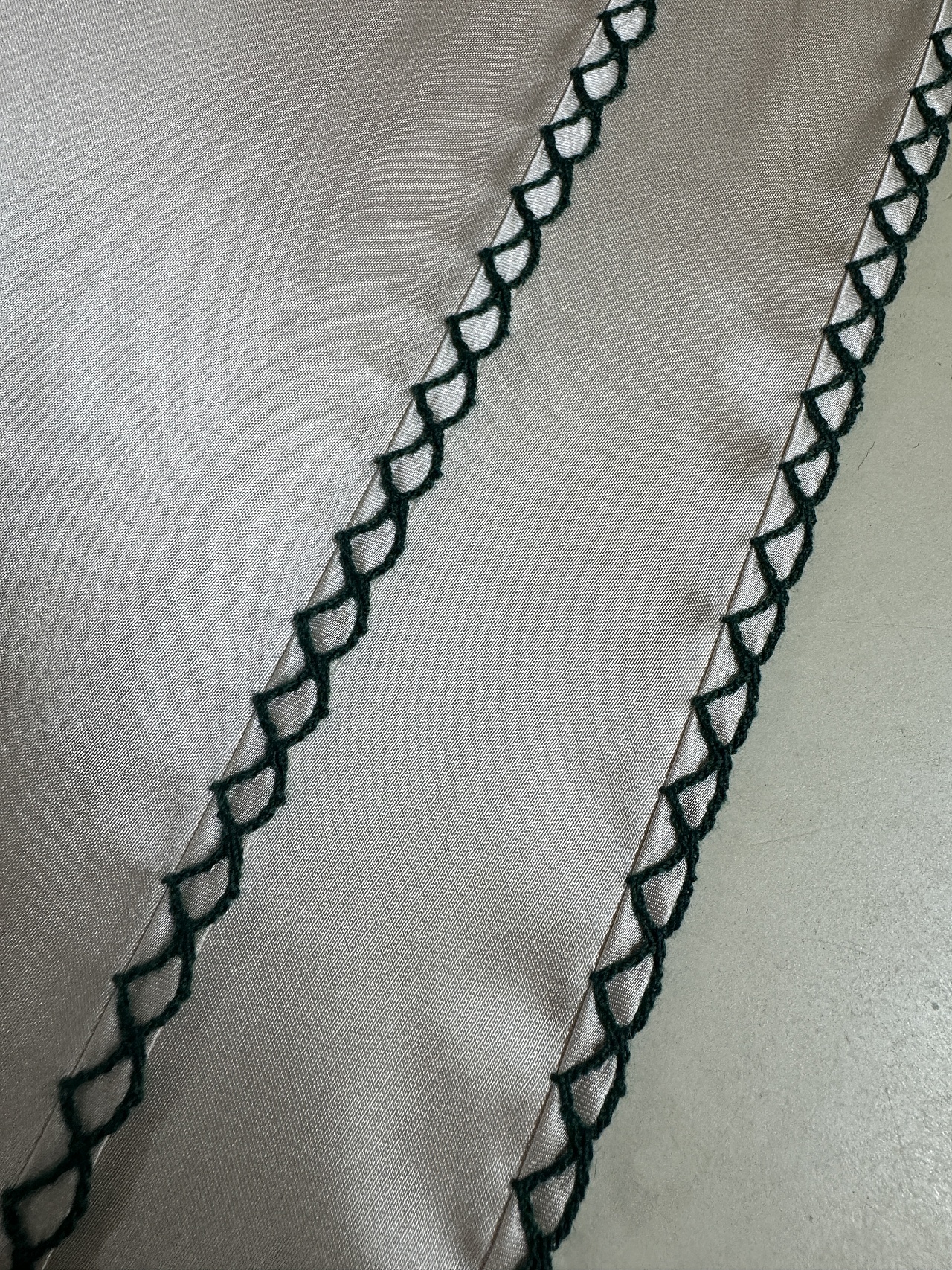 曲牙花车双针四线包边改装在不同面料上的效果