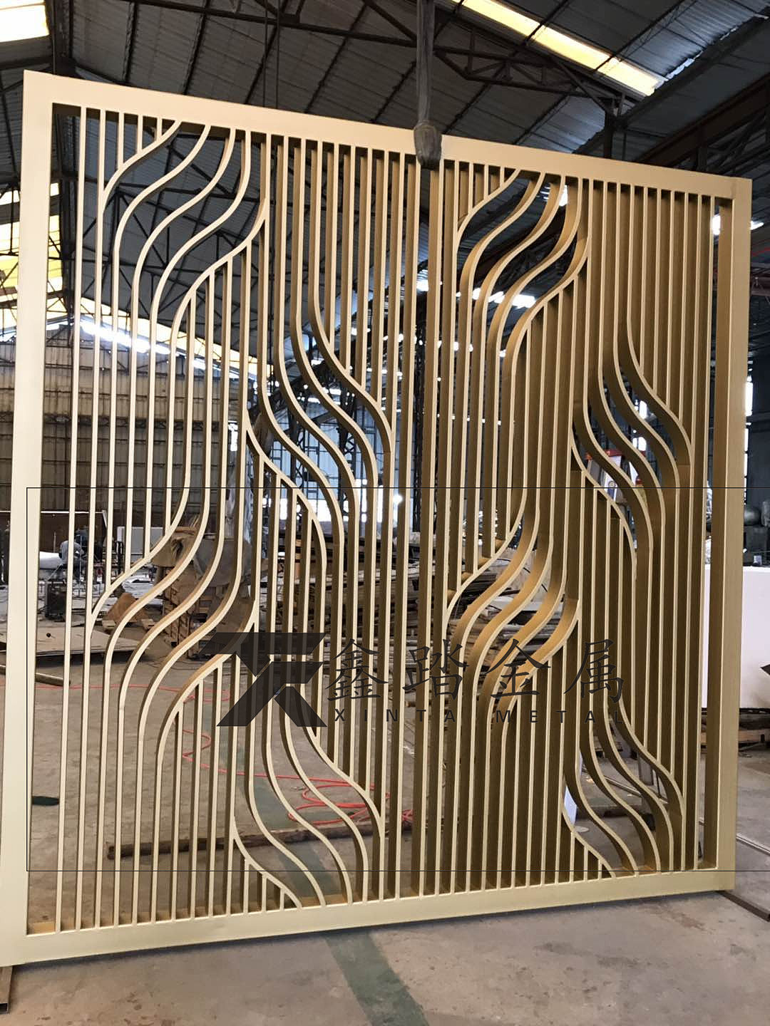 氟碳喷漆镀锌板镂空屏风厚重的色彩运用让实际效果高贵