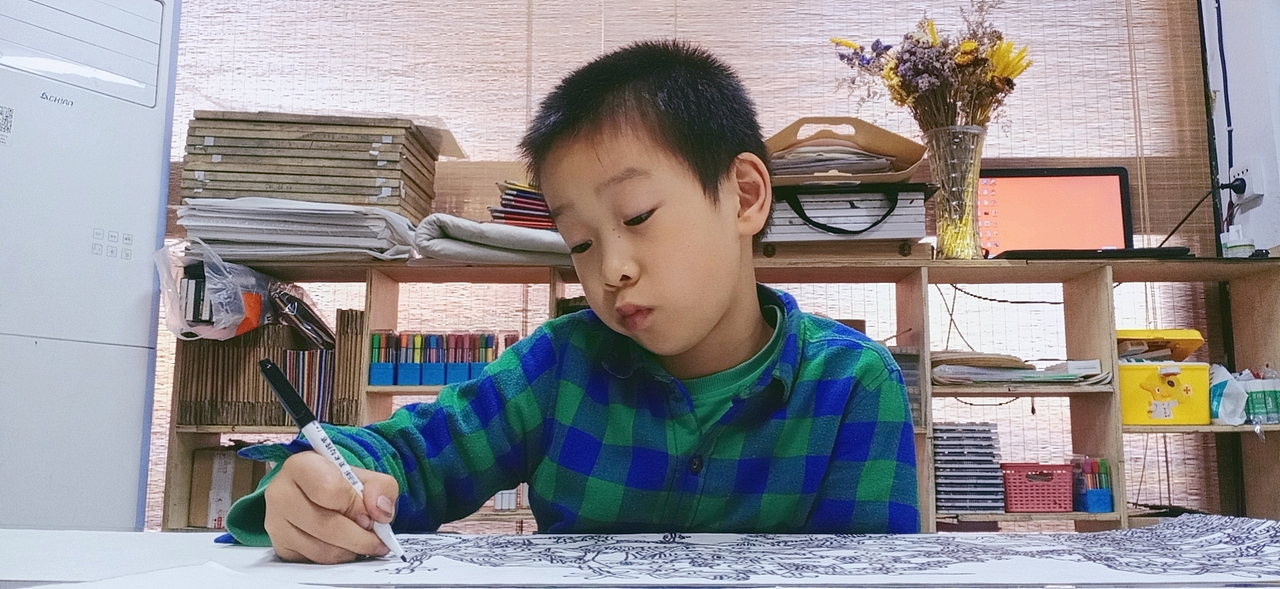 8岁孩子画作《造机器人的工厂》