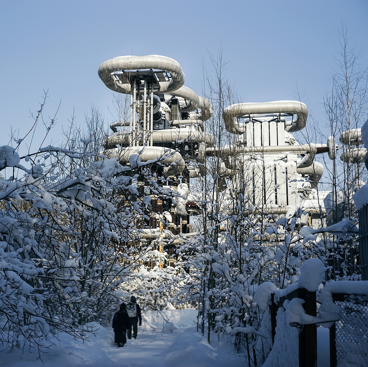 钻入铁丝网内,我们蹑手蹑脚前行,呼吸声压到最低,只敢用手势互相交流(那边可是七八只狗等着我们),约五分钟后终于一睹这台巨型模拟器的庐山真面目。据说当功率开到峰值时,相当于整个苏联所有发电设施,包括热点、水电、核能、太阳能和风力发电站的综合,是前苏联疯狂军备竞赛那个时代的一个缩影。