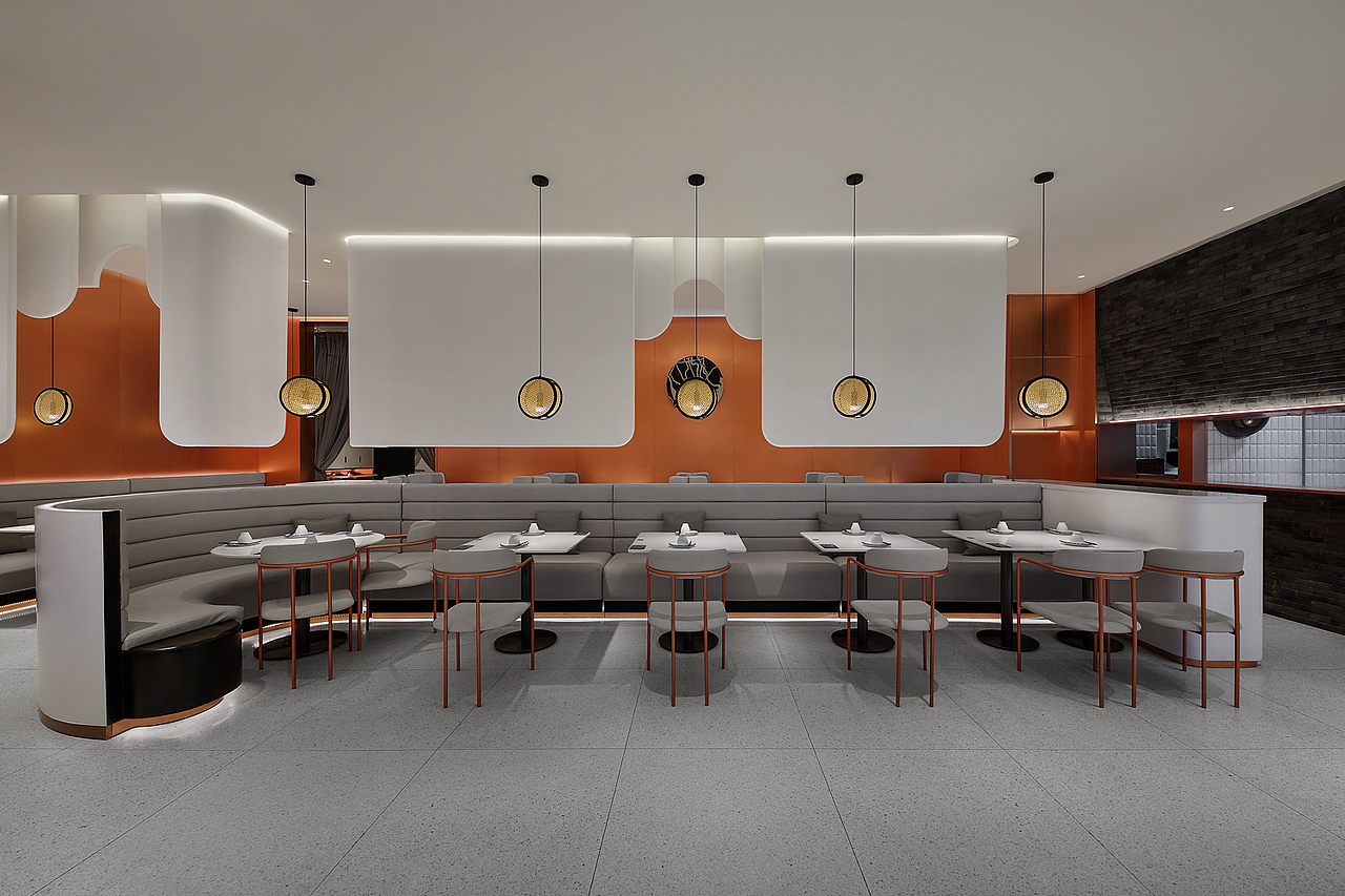 邂逅日日香,一场味觉与视觉的趣味碰撞
随澄海“世界鹅王”狮头鹅的指引悄然开启<br><br>本案餐厅设计从潮汕建筑中撷取经典符号<br>将代表“金”的厝(cuo)头造型现代化演绎<br>反复呈现在空间中,强化品牌印象<br>随门头鹅蛋阵列和诱人美食的指引<br>进入一个熟悉又新颖的时髦餐厅