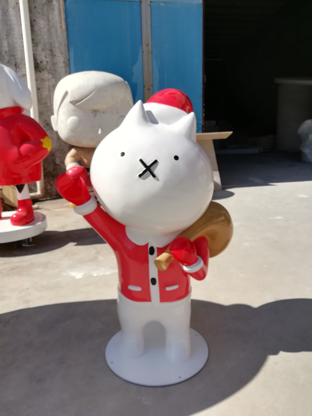 圣诞节日主题玻璃钢小企鹅圣诞老人卡通雕塑商场摆件