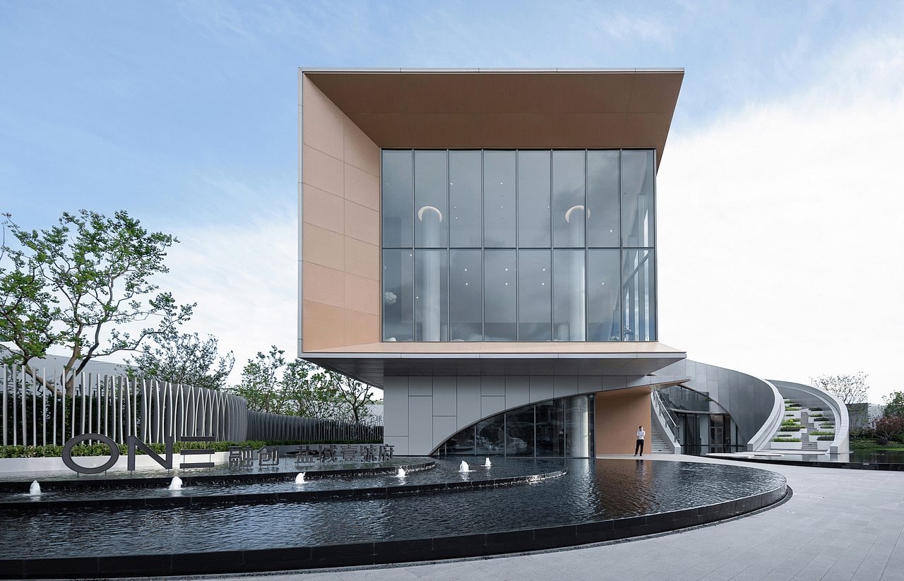 源源水景带来独具生命力的美的享受;柔和切割的迎宾景墙,诗意的玻璃窗景,让自然与人文同居