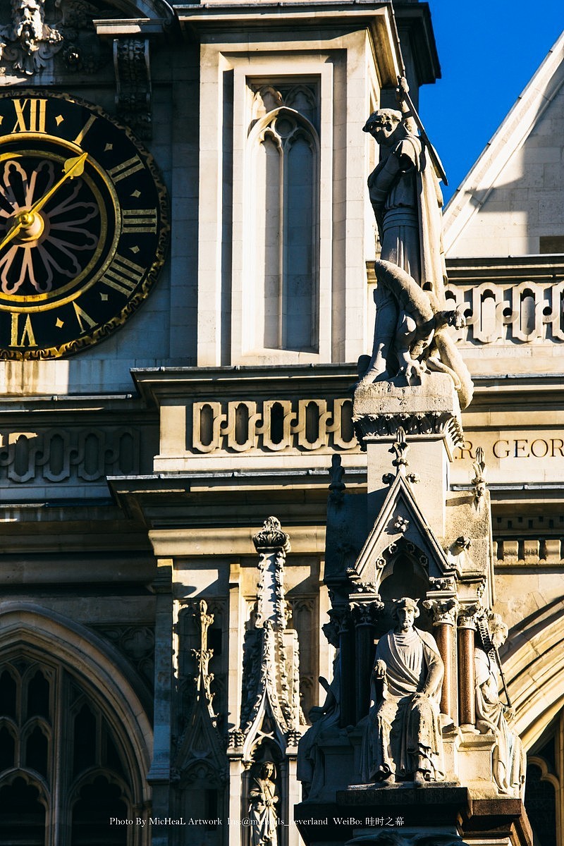 又一次路过威斯敏斯特大教堂，伴随着美图写入些具体资料吧！在1042年至1052年之间，忏悔者爱德华国王开始在这里重建大教堂，更早期这里或许有更早的宗教类建筑，但是并没有非常明确的资料，而选址则是因为一名叫奥尔德里奇的年轻渔民在此地见到了圣彼得。而这座教堂的全程其实是威斯敏斯特圣彼得学院教堂（对又是圣彼得）如今的教堂由亨利三世于1245年始建，不停的扩建与重建一直在进行着，主体建筑主要有建筑师亨利-耶维尔于理查德二世（十四世纪中后期）完成，而如今看到的西侧塔楼建于1722年至1745年之间，由尼古拉斯-霍克斯莫尔设计建造。