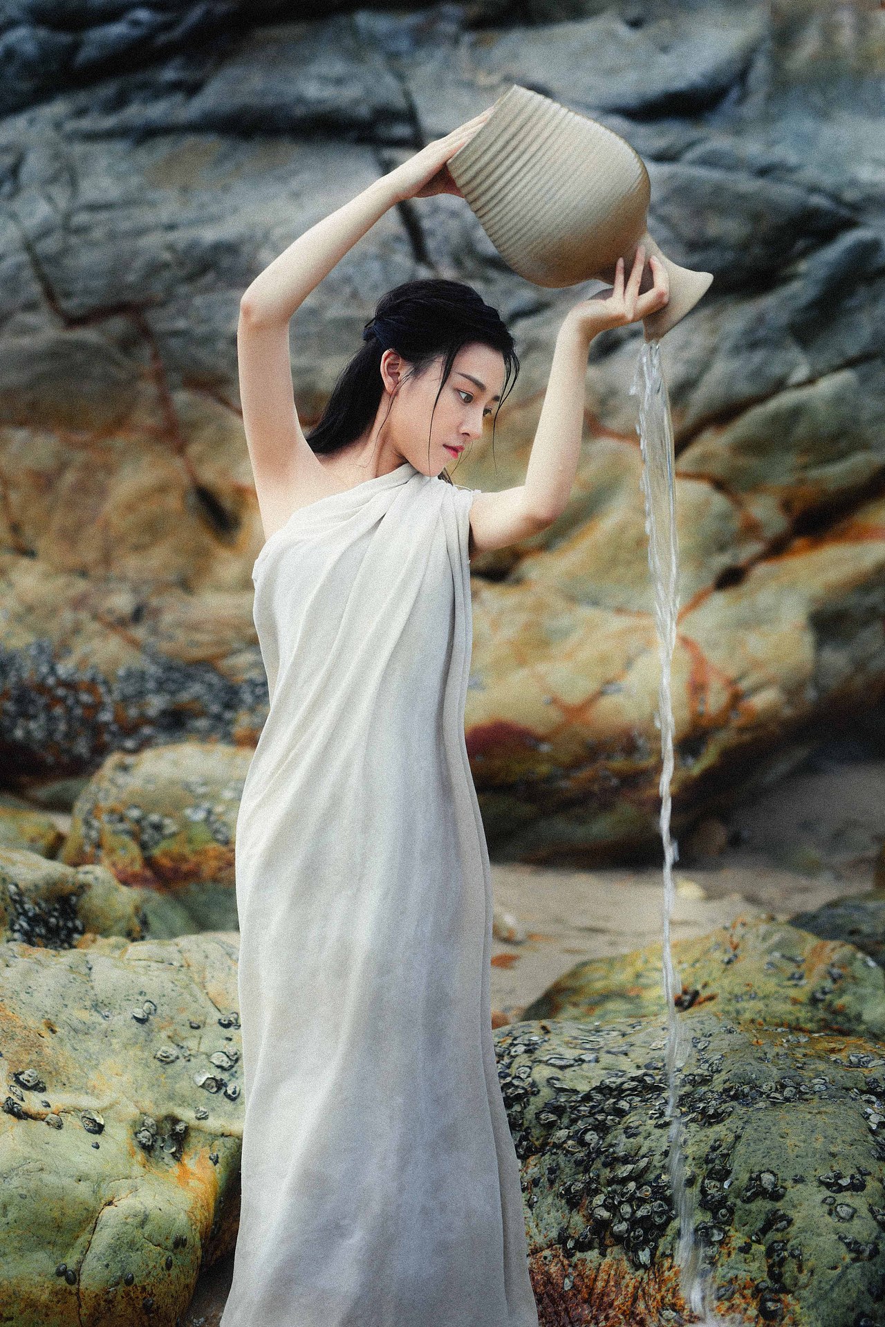 岸边的陶女