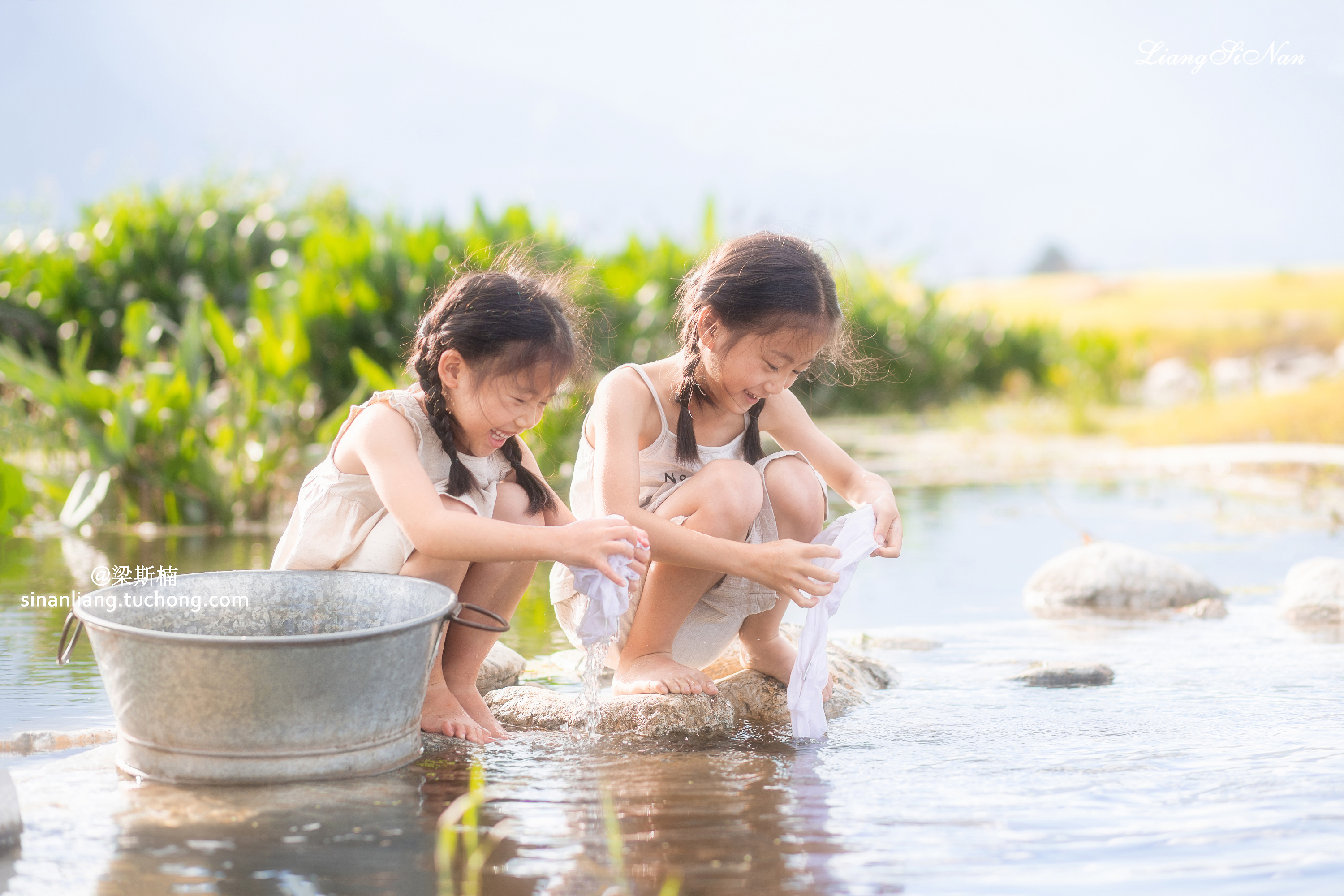 洗衣服的小女孩