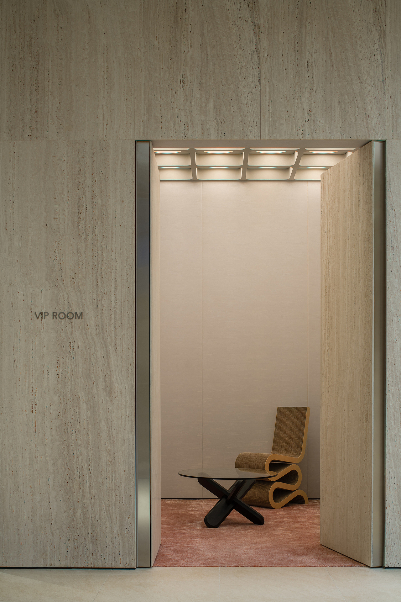 独立VIP室的设置,极大程度提升了客人的消费体验,同时也兼具了高级成衣特别展示的功能。