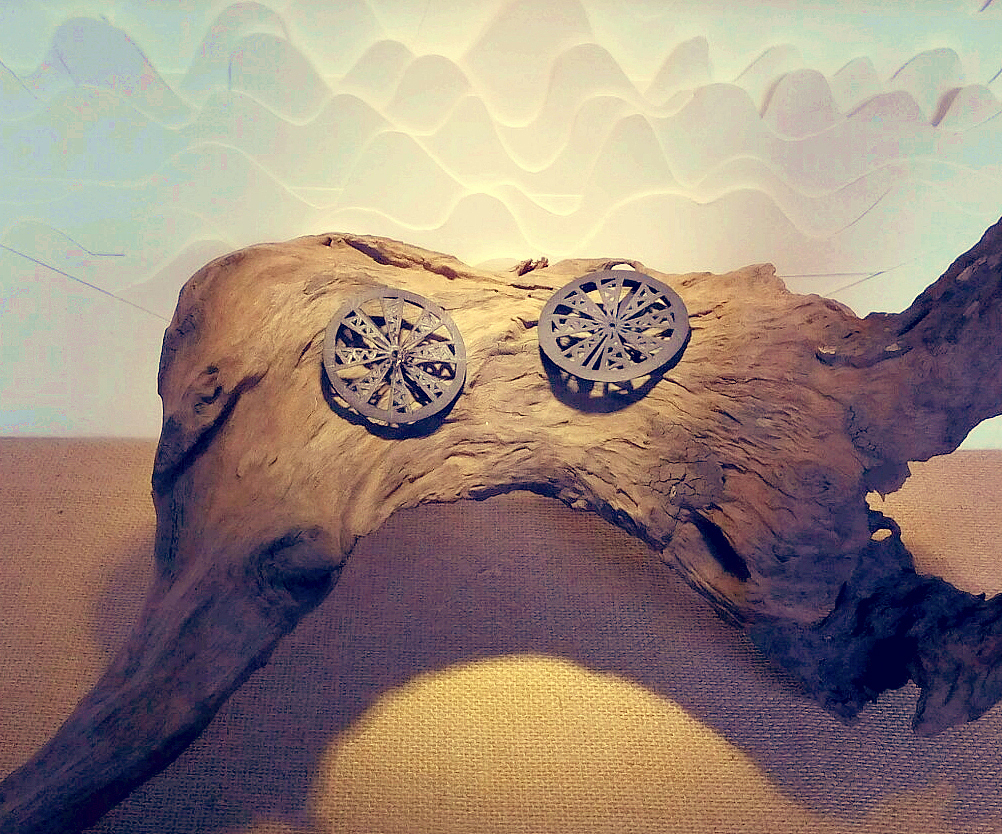 摩天轮做成了两枚胸针。