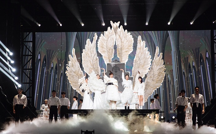 《日不落》视觉主体为庄严纯洁的白色殿堂,开场视觉白色云层辉映太阳的光,显现出白色台阶。