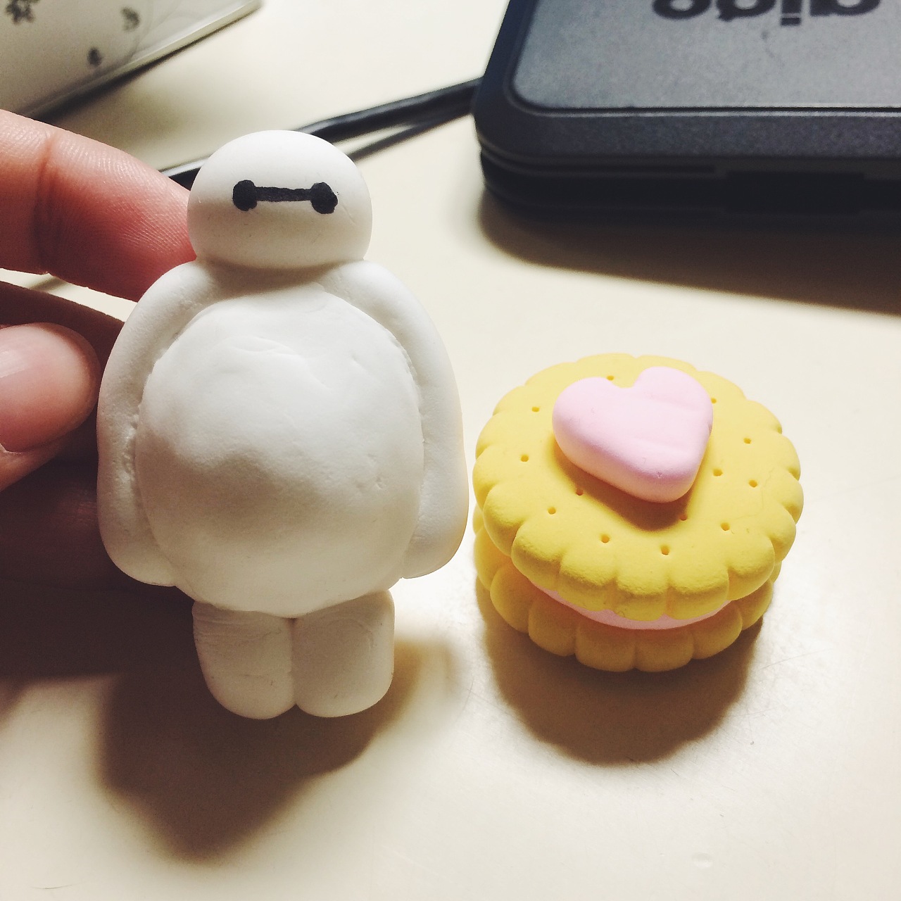 的说:"我想做个大白~~~" 于是闺蜜就拿出了私藏的一大包白色纸粘土:"