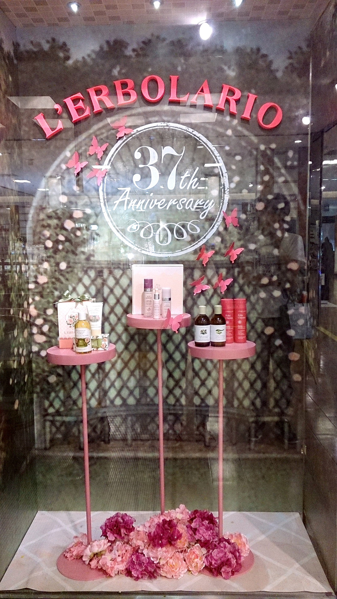 L'ERBOLARIO 生日慶櫥窗（图ZMTc4Nzg2MDE2） - 展陈设计 - 站酷设计师周佳怡原创素材 - 站酷ZCOOL