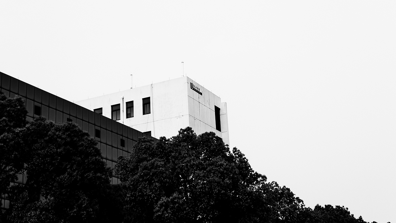 活着就意味必须要做点什么，请好好努力