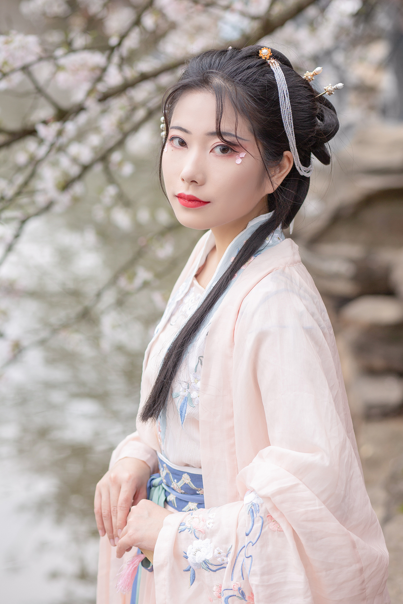 樱花汉服少女 红