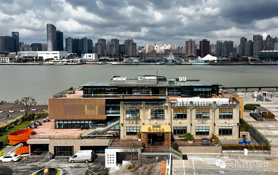 东临碣石,以观沧海
这首被中国人所熟悉的诗句,是东<br>临观海·和兴1913<br><br>和兴1913,代表着这幢楼的前身,即成立于1913年的和兴钢铁公司,它也是上钢三厂的旧址,上海民族钢铁工业文明的见证者。<br><br>百年后的今天,东临观海·和兴1913,这个坐拥一线江景的新贵景观餐厅,开幕之时即受到业界内外的广泛瞩目。<br><br>坐落在浦东新区世博园黄金地段,餐厅位于园区中轴线与黄浦江衔接的位置,紧邻梅赛德斯奔驰文化中心,与对面外滩高低林立的新兴建筑形成奇异的城市景观。<br><br>在城市更新的时代背景下,这座百年建筑由设计师段元负责室内的整体建造,设计师及团队将容纳百川的海洋意象进行提炼,打造出一个既恢弘大气又精微至约、既动势涌进又静谧悠然的近万平方米现代空间。