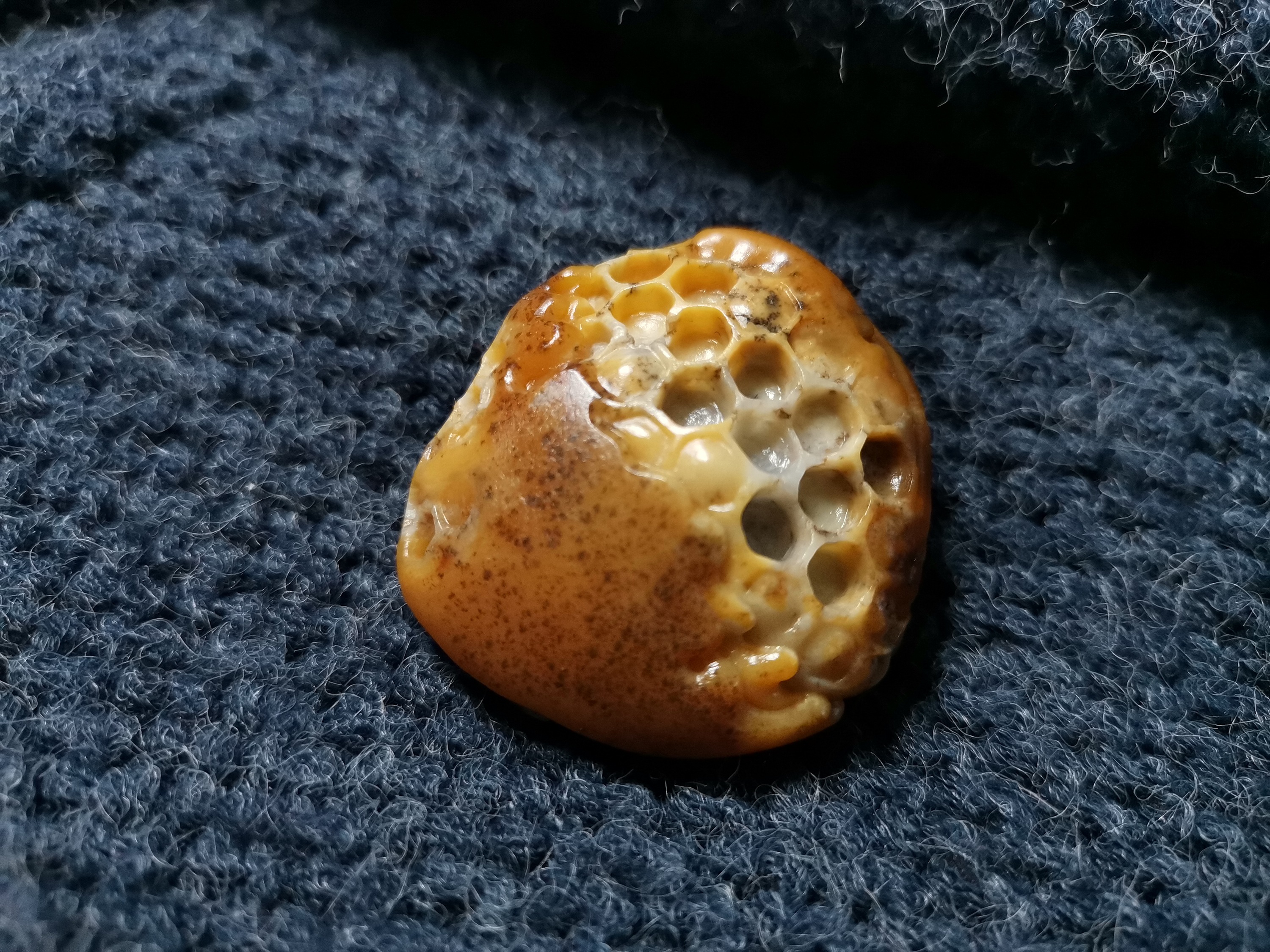 和田玉黄沁籽料甜蜜蜜象原玉雕作品