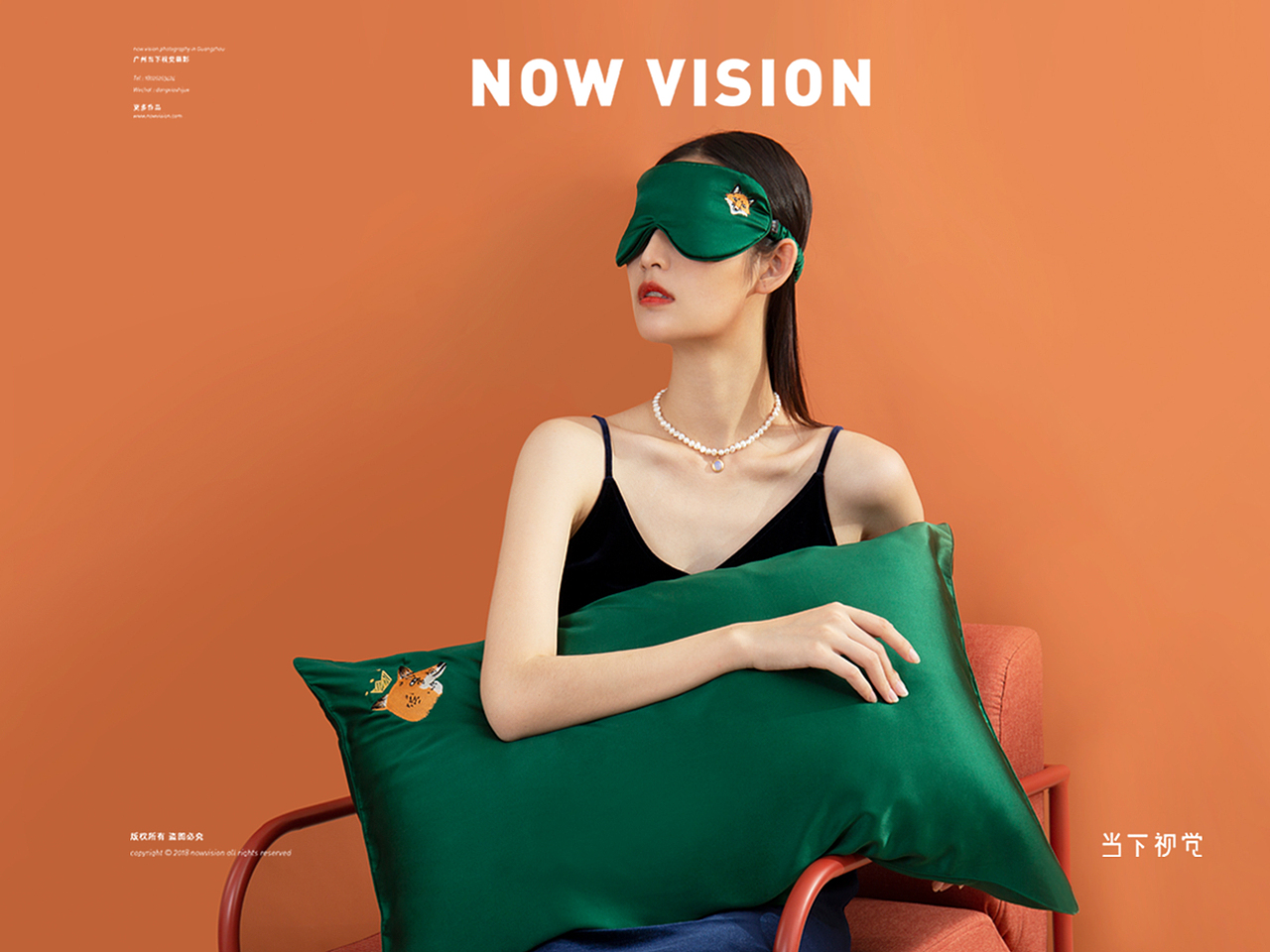 「卧室的私人幻想」<br><br><br><br><br><br>TAIHUXUE<br><br> X <br><br>NOWVISION<br><br> 按一天睡眠8小时,我们人生有三分之一的时间都在“滚床单”。比起家里的亲爱的,与我们更亲密接触的,是把我们整个包裹着的床品。<br><br>被一条公众号不断推荐好真丝床品的国内标杆家纺品牌太湖雪,与我们合作了新一期的视觉,<br><br>我们把这期为太湖雪拍摄的真丝床品与周边的主题定位「关于卧室的私人幻想」。<br><br>在讨论拍摄的时候,原定于去找摄影基地去拍摄,但是找了一圈,发现拍摄的基地都不能全部满足拍摄条件。于是我们在自己的影棚建了移动卧室,熬了通宵,做木工,钉板,刷色,铺地板,安装了几张床与柜子,组装不同道具,熨烫所有的真丝产品........<br><br>在这里感谢为这个项目一起努力的小伙伴们,你们让我看到为一件自己喜欢的事,付出努力的样子。<br><br>