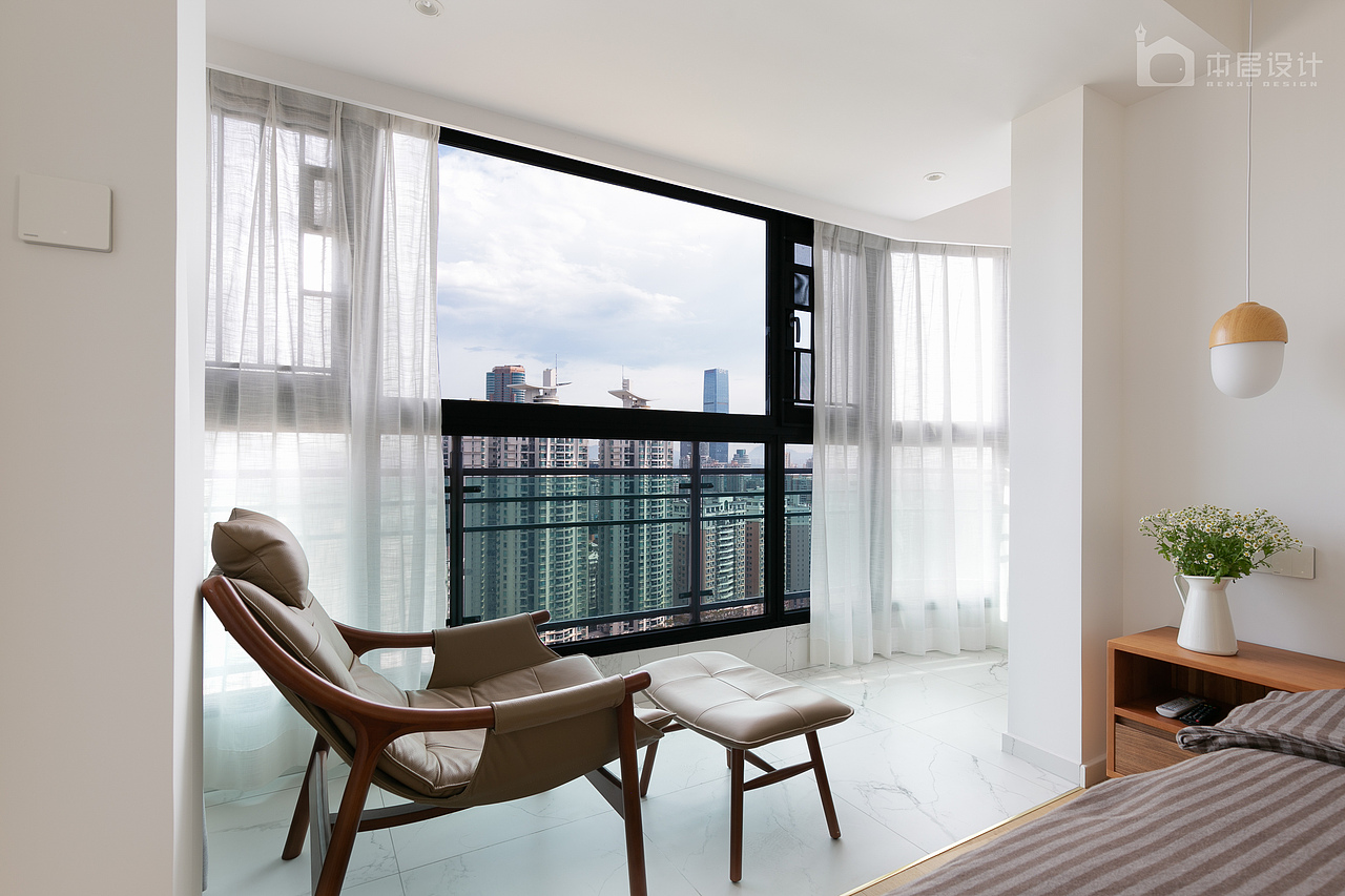 超大的主卧全景阳台，视野极佳，闲暇时在此捧上一本书或一杯清茶，享受生活的惬意。