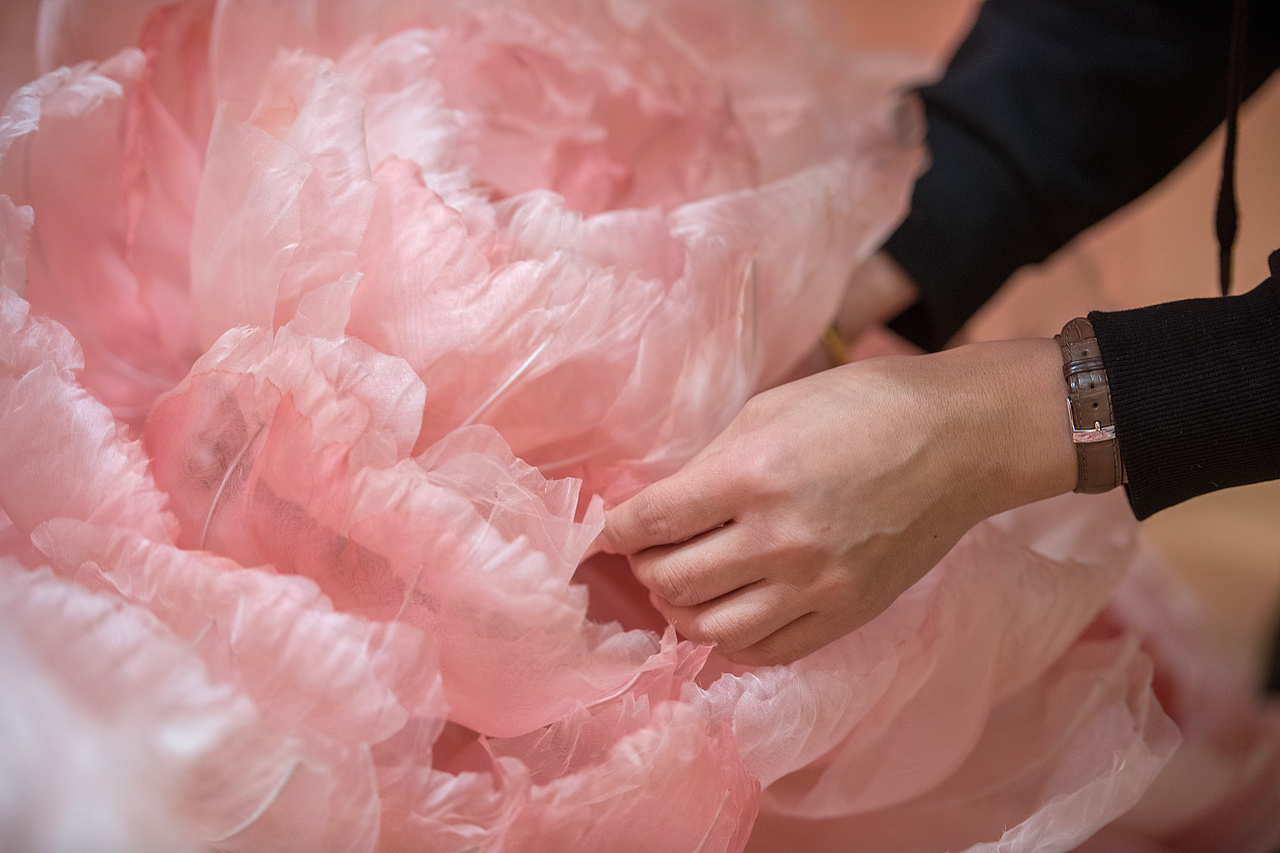 自动优雅绽放/无声智能调控/欧莱雅时光展上的电动纸花（图ZMjE1OTM1OTg0） - 其他手工艺 - 站酷设计师A阿南纸艺原创素材 - 站酷ZCOOL