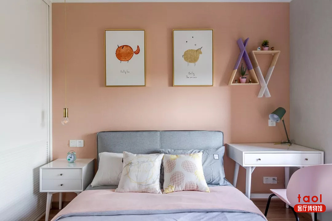 【客厅博物馆】次卧,床头背景墙挂了两幅趣味装饰画。床头两边分别是床头柜和书桌,同时以左侧推拉衣柜门腾出了更多的空间,布置虽显紧凑却也满足了女儿的少女心。书桌上方,可爱清新的拼色三角造型搁架,也为空间添加了童趣感。