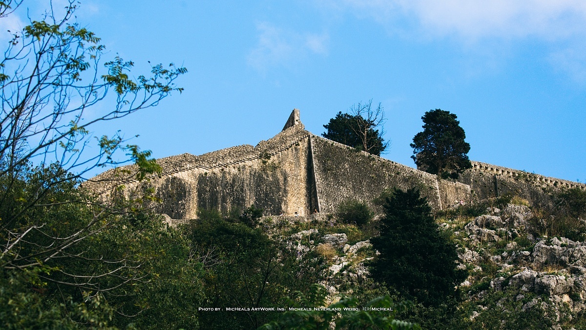 远眺高处城墙的一部分，可以看出它的单体建筑高度还是蛮有体量的，与行人的比例即可看出陡壁之上依旧有数米，且砖石基本保有了原来的面貌，这还是很难得的，毕竟这座城市在过往的历史中不断经历着易主和战争。