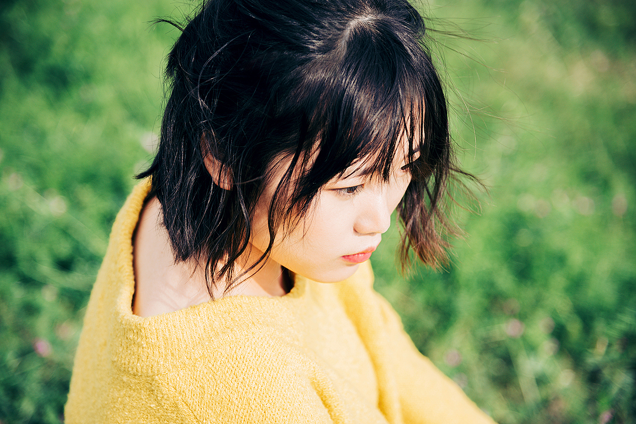 少女和狗和春天的好天气