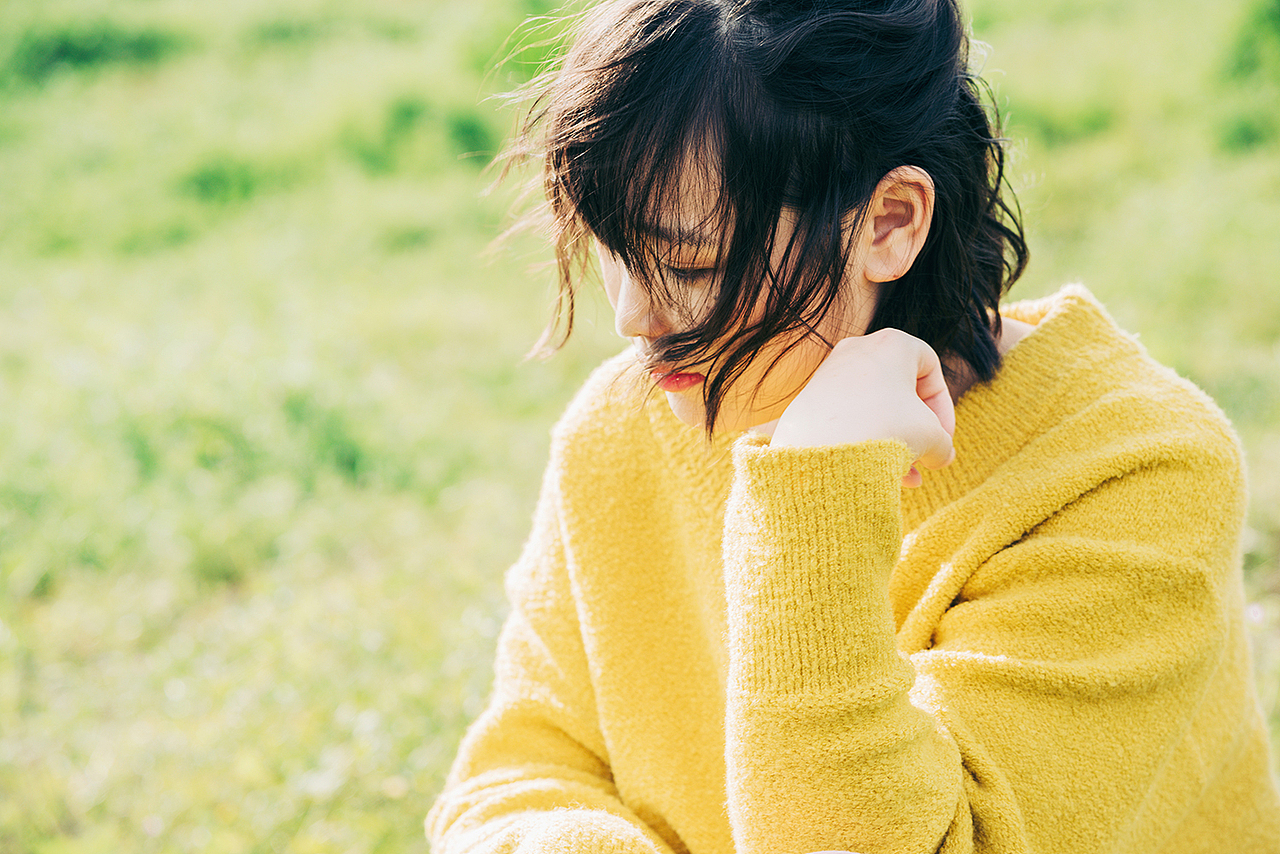 少女和狗和春天的好天气