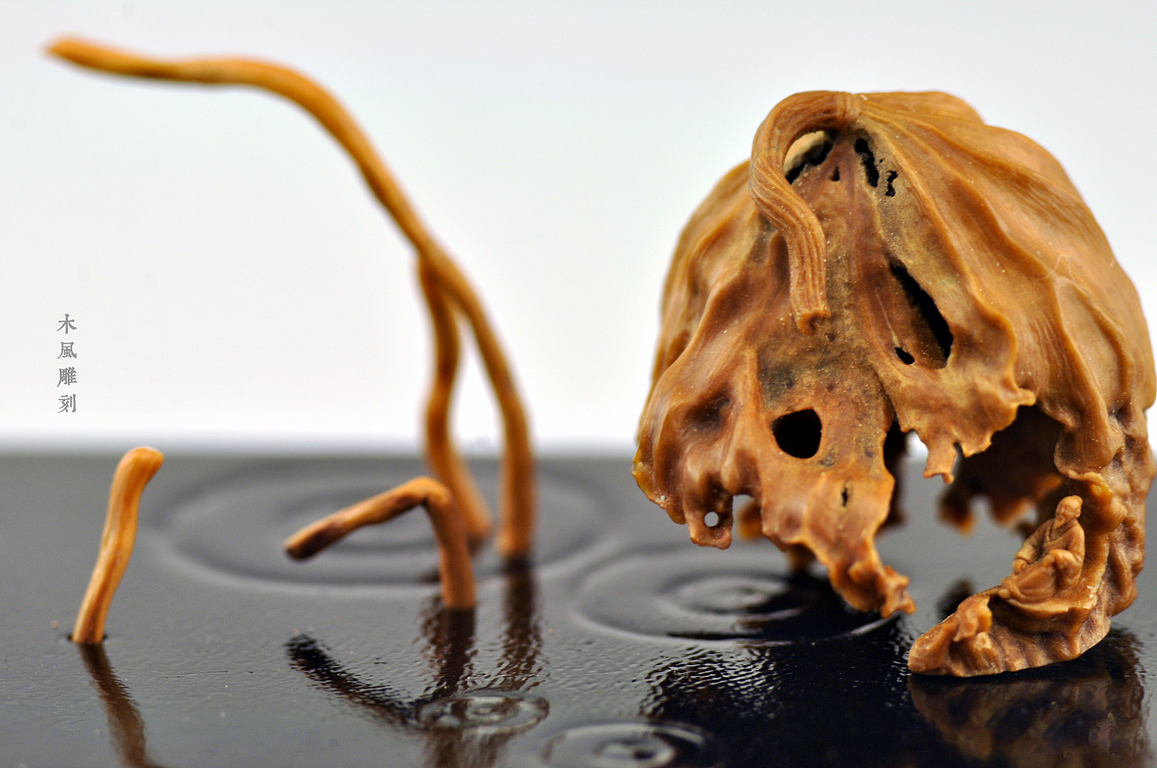 木风核桃雕刻作品:【残荷听雨】