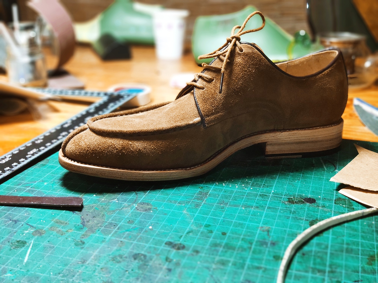 跟着师傅学做手工鞋