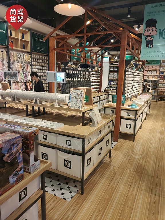 洛阳名创优品二代架尚优凡品货架店面设计