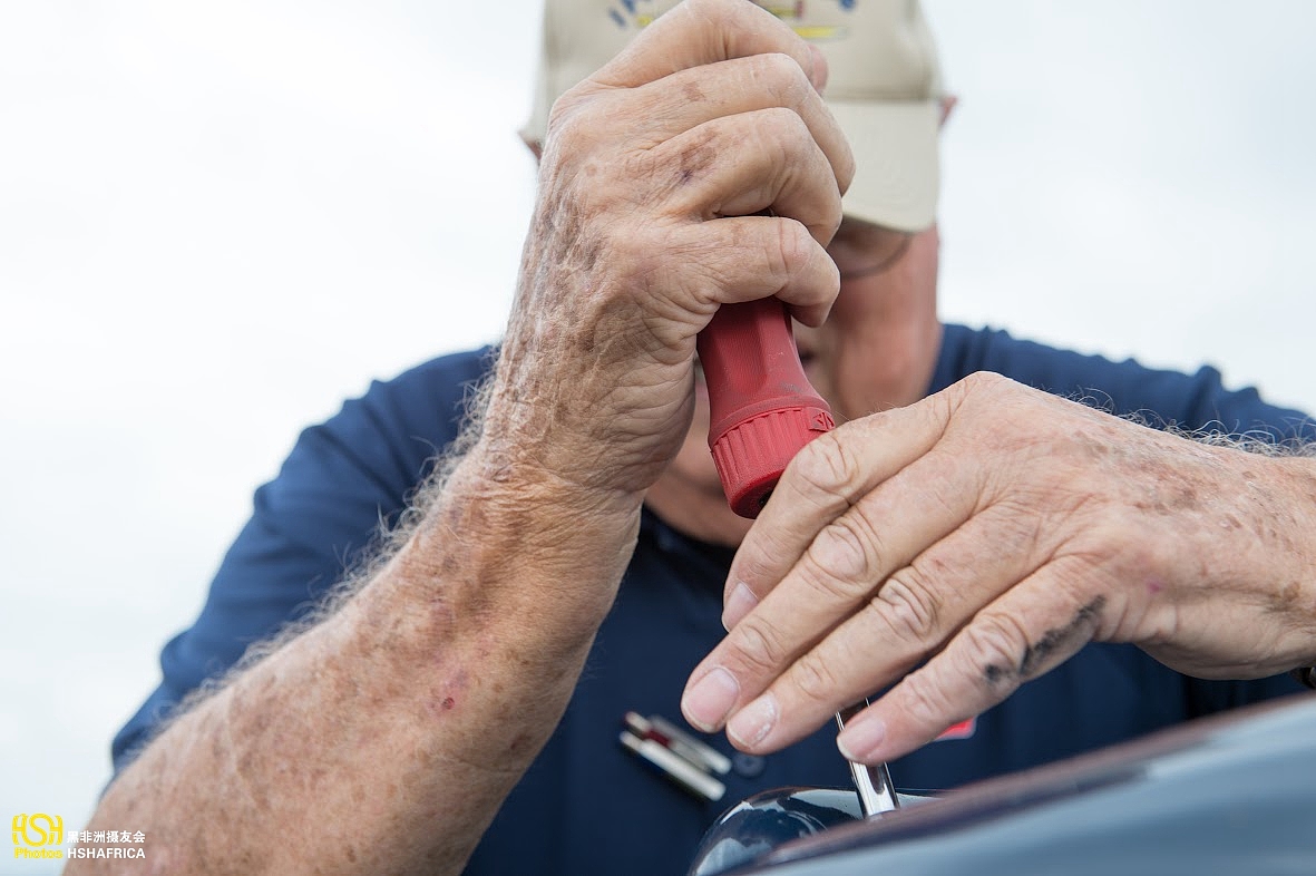 好不容易到了一个机场，老爷子开始检查问题。最后发现是一个通讯等电线胶皮破了和飞机外壳造成了短路。