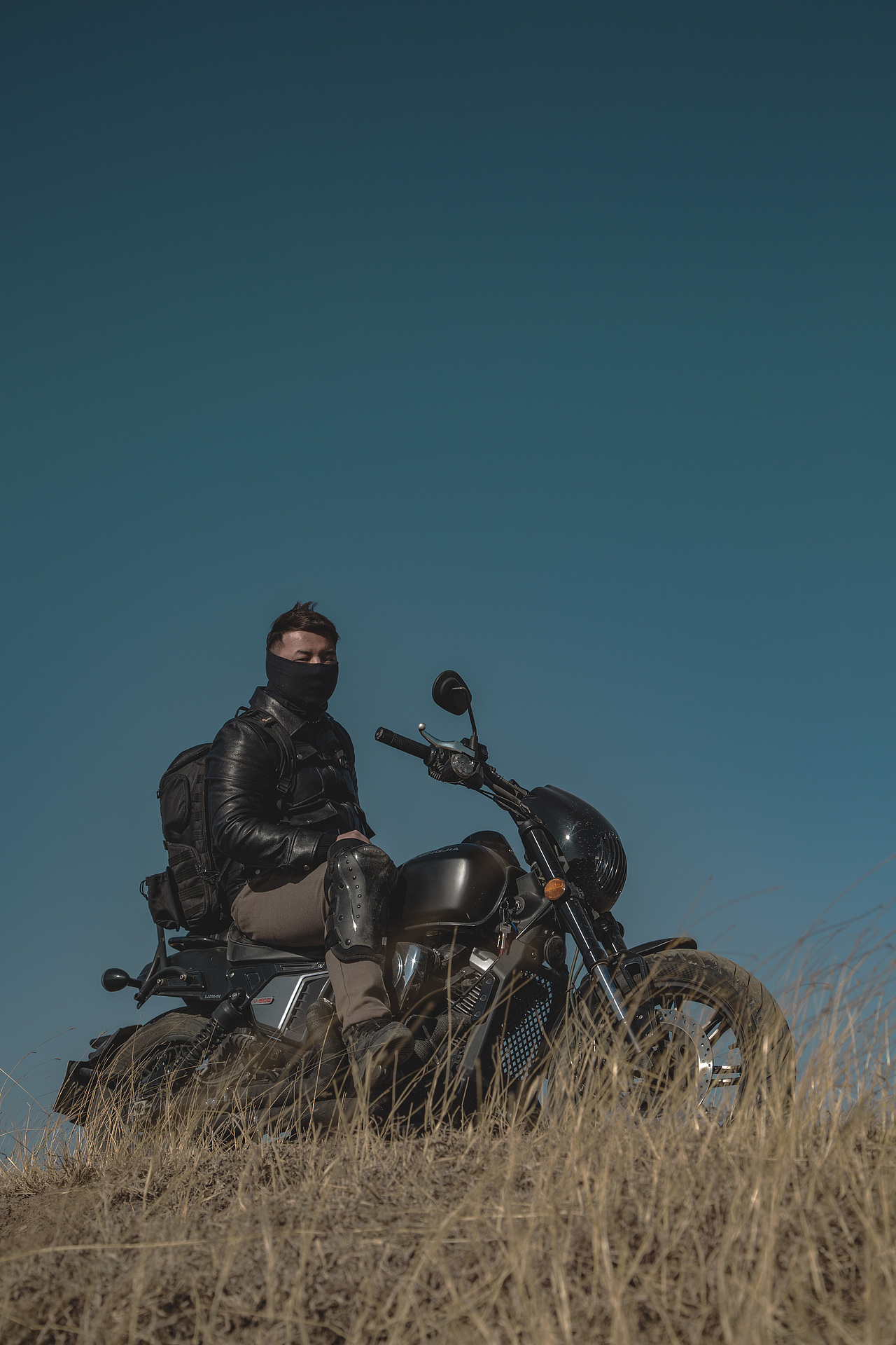 风吹山顶 机车男孩|摄影|人像摄影|浪流的juice_原创作品-站酷zcool