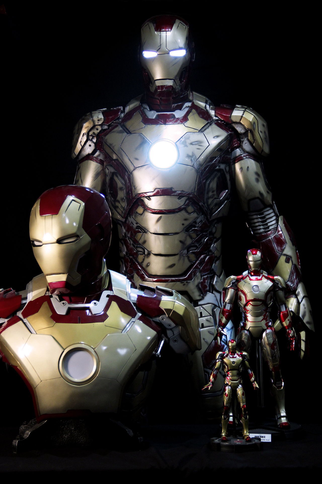 Hot Toys Avengers Endgame Armored Thanos & Iron Mark 45 Figures ...
