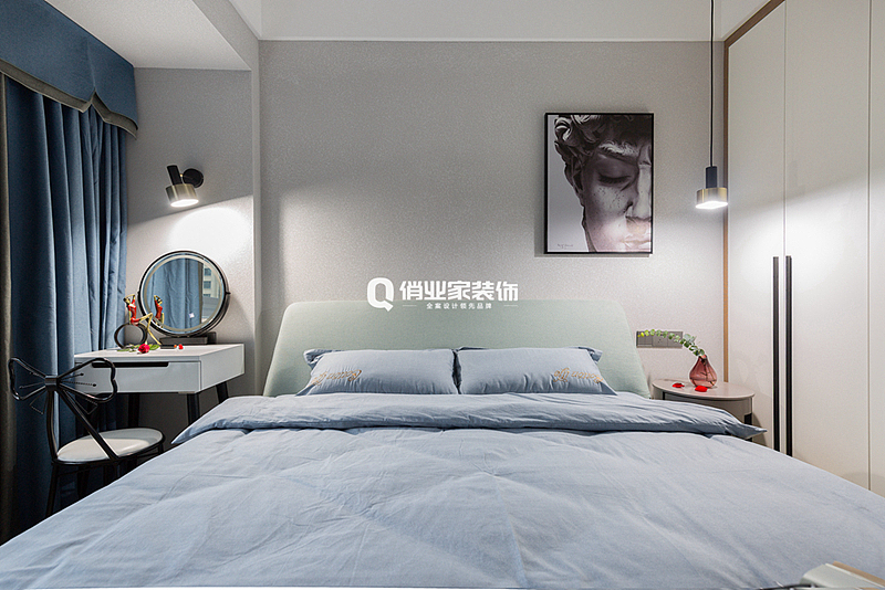 卧室重在营造舒适的氛围,所以设计师并未过多着墨于卧室空间,而是在后期软装设计中利用色彩来装点,浅绿色与蓝色相呼应,自然舒适。