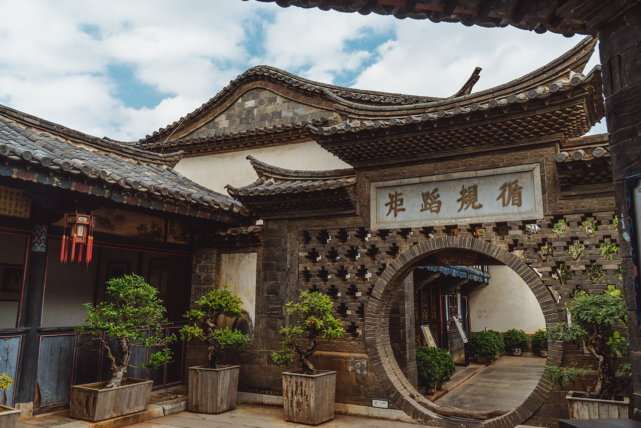 循规蹈矩是花园的主人朱老爷子,对后辈的告诫。