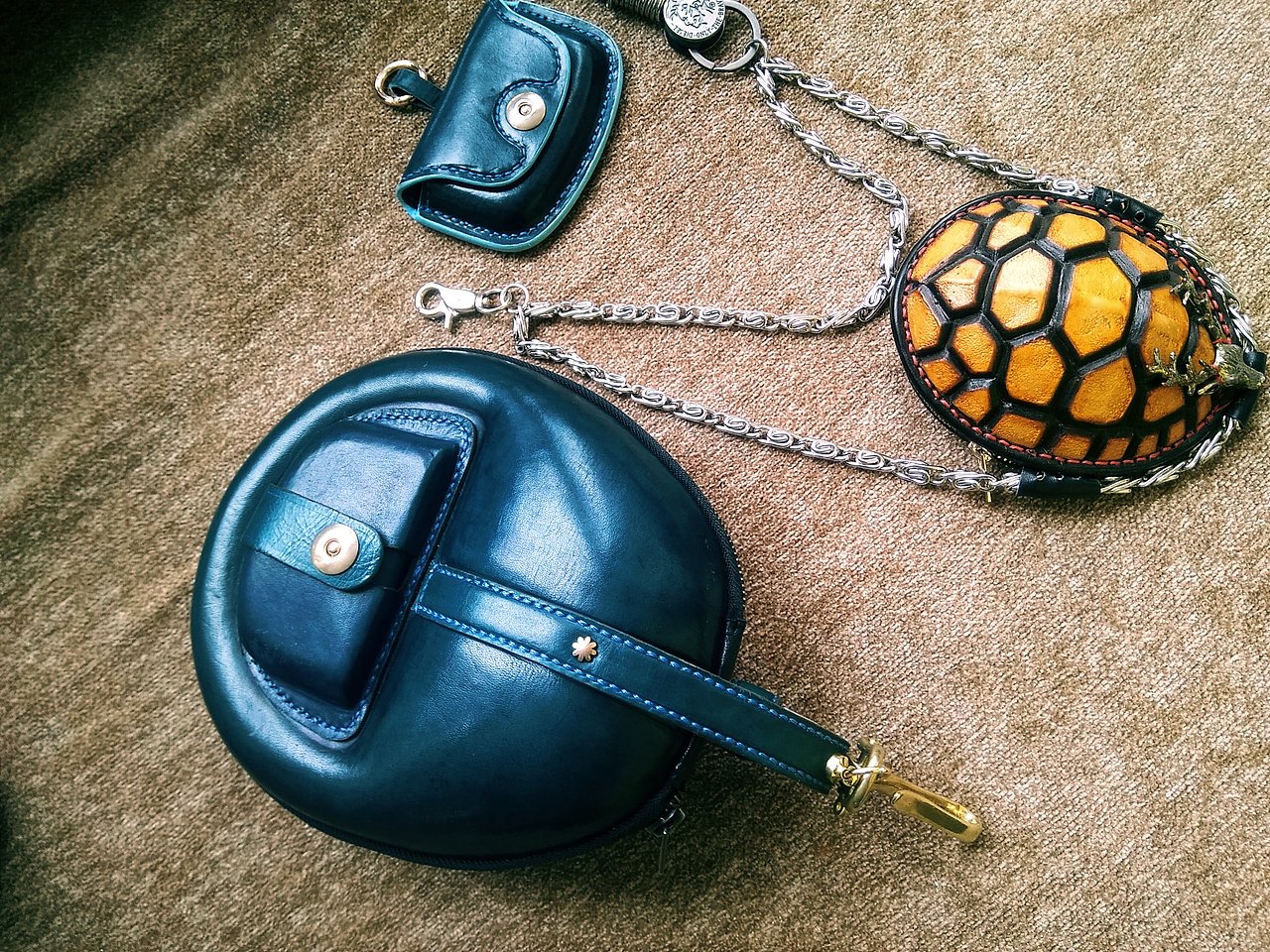 埃及圣甲虫皮雕耳机包|手工艺|工艺品设计|hth皮艺社_原创作品-站酷