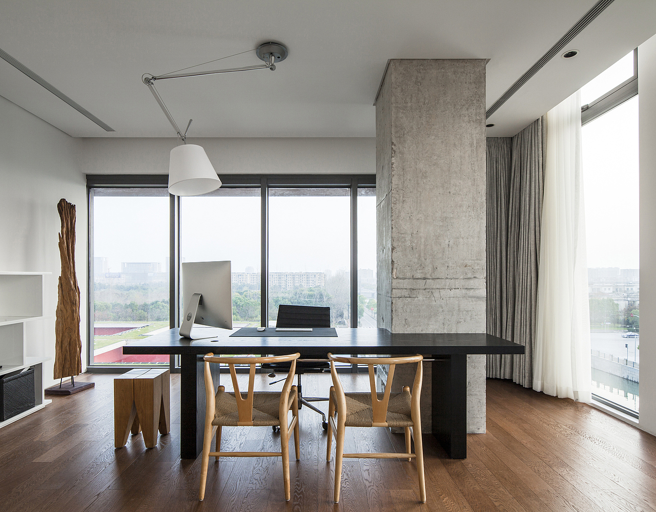 壹舍办公室的独立办公区域设计在延续了整体的工业风格的同时,又加入