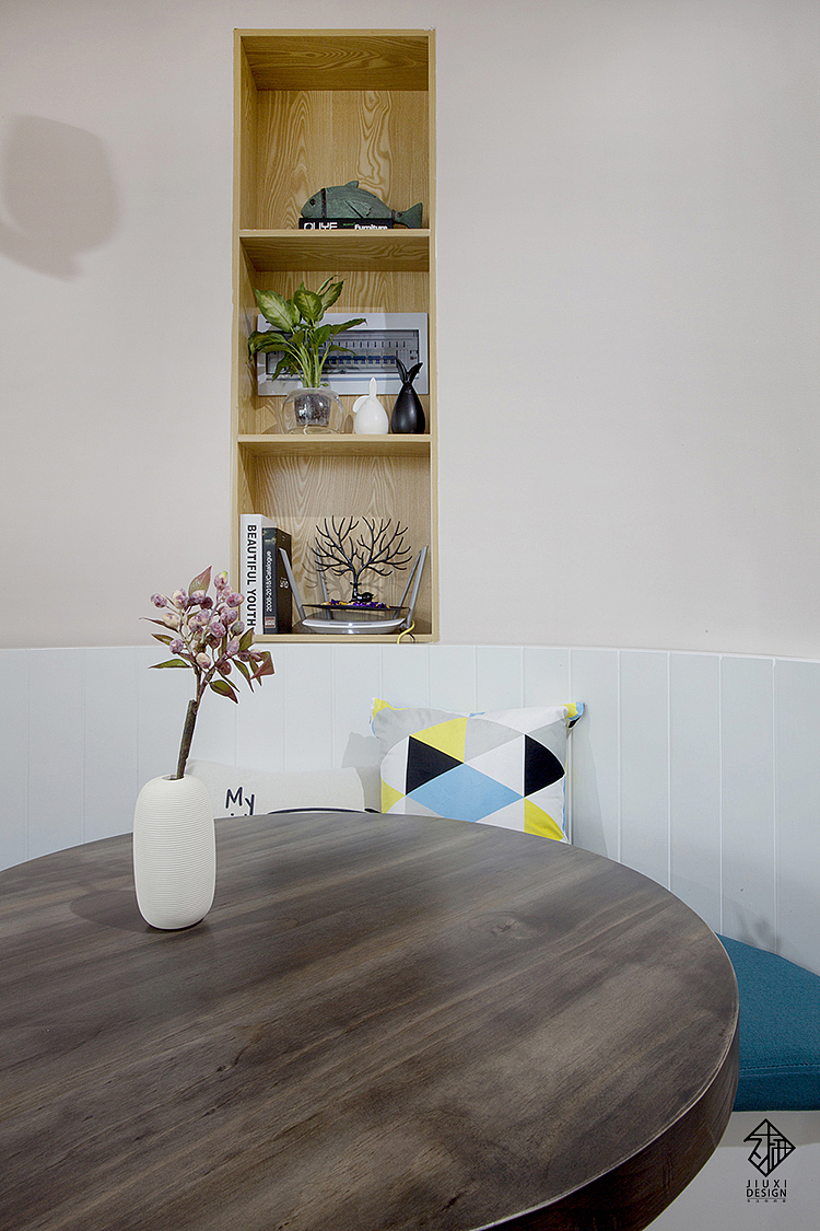 既然要讲究舒适自然,那么在这里把电箱这种现代设备,用装盒子的形式藏起来也是不错的选择。