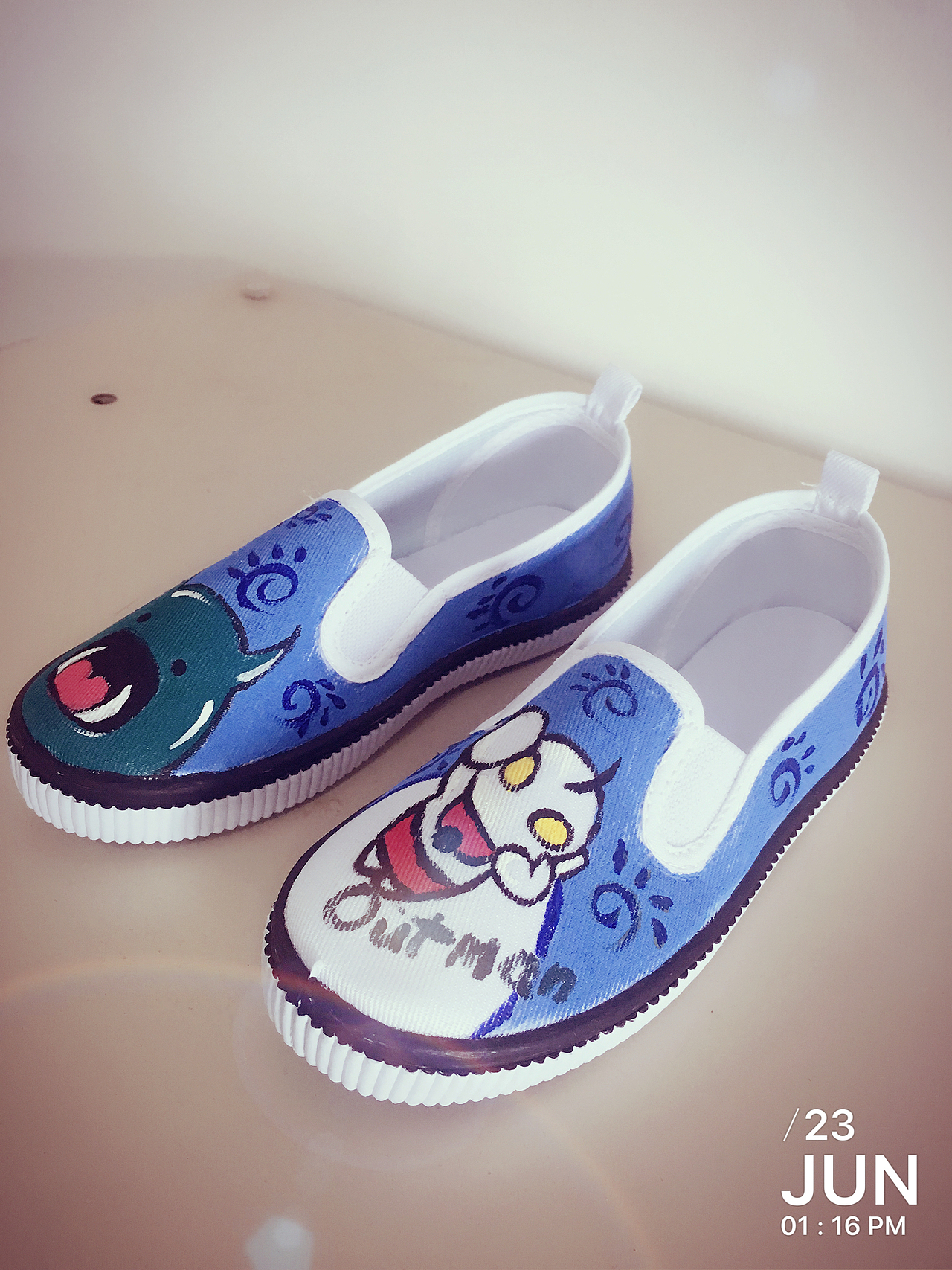 手绘鞋子 -奥特曼打小怪兽