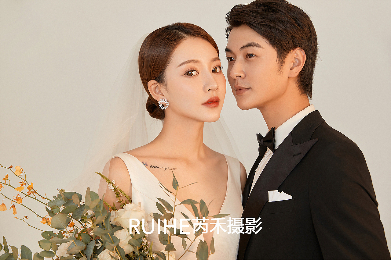 纯色白纱保留了仪式感,人像婚纱照的通透质感