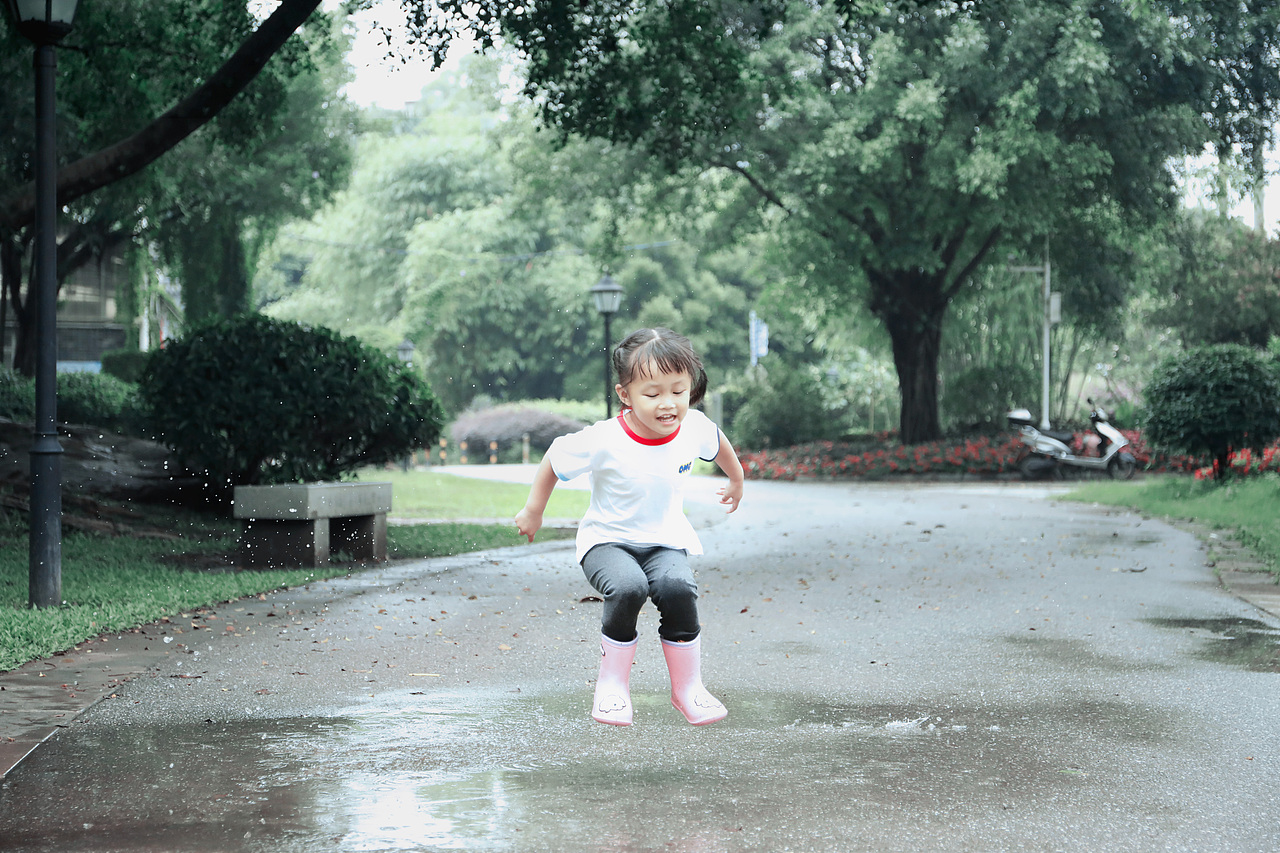 大家都喜欢在水坑里跳来跳去