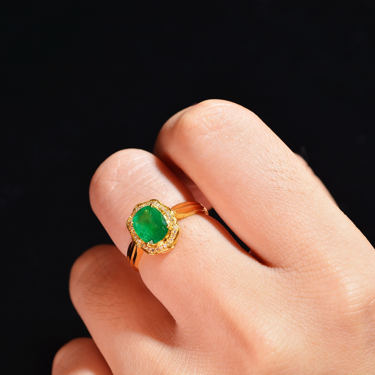 祖母绿与金色的搭配，一个明艳动人，一个熠熠生辉