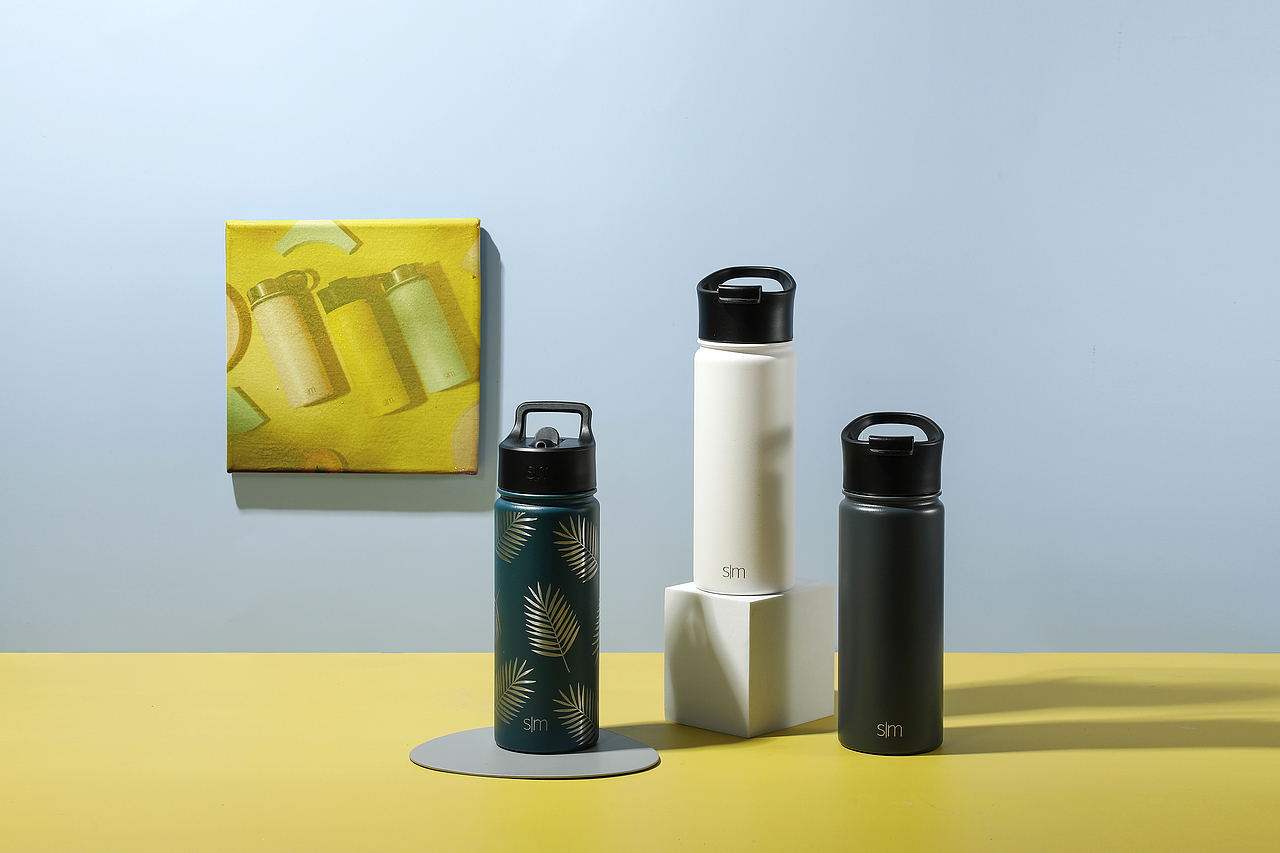 多种颜色的水杯