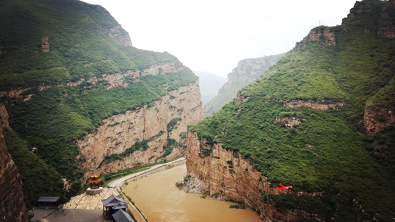 看到哦这些觉得这里会不会马上成为影视的取景地,吊威亚上的人飞来飞去