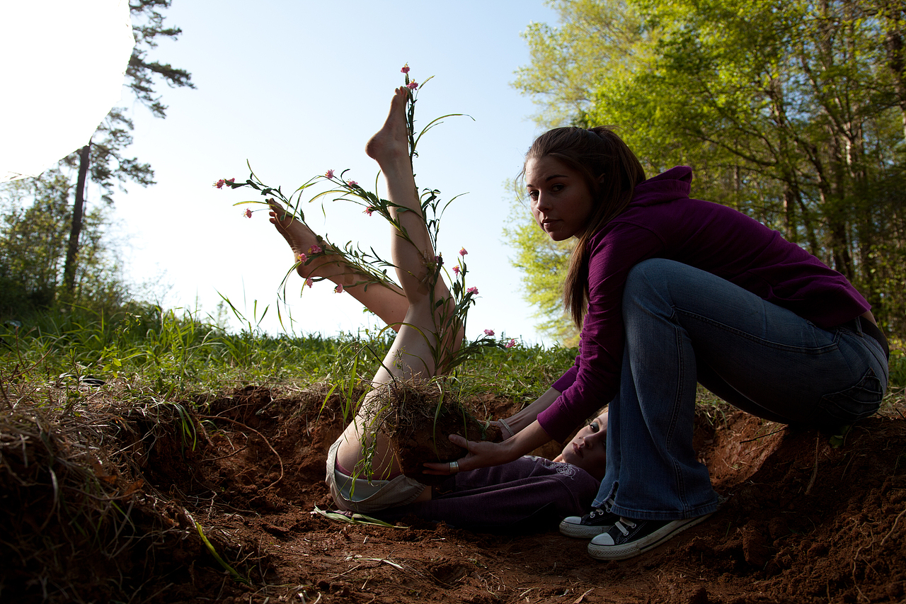 PS特效教程：埋入草地的人像合成