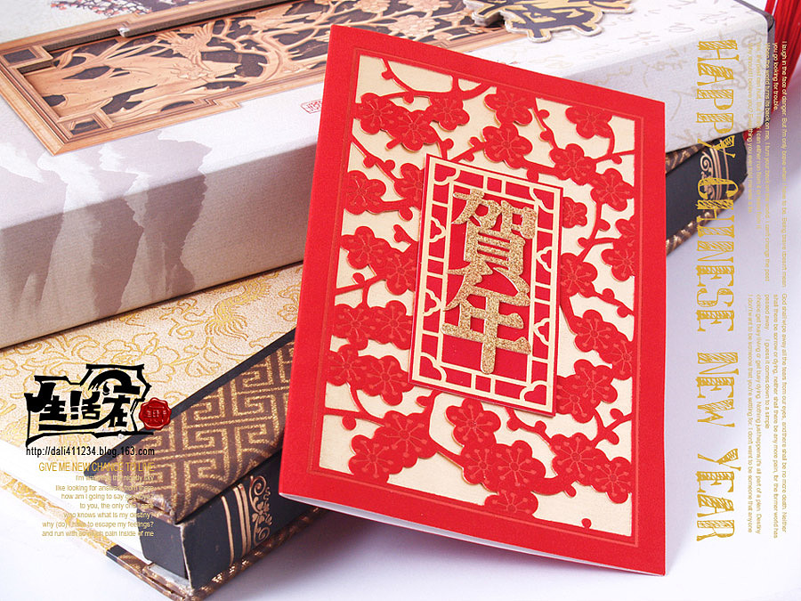  果然,你喜欢那几株腊梅了,我的来自南方的朋友。
<br><br>你的钦羡的目光久久停留在我的书桌上,停留在那几株刚刚开始吐苞的腊梅上。你在惊异:那些看上去瘦削干枯的枝头,何以竟结满密匝匝的花骨朵儿?那些看上去透明的、娇弱无力的淡黄色小花,何以竞吐出如此高雅的清香?<br><br>那清香不是静止的,它无声无息地在飞,在飘,在流动,像是有一位神奇的诗人,正幽幽地吟哦着一首无形无韵然而无比优美的诗。<br><br>